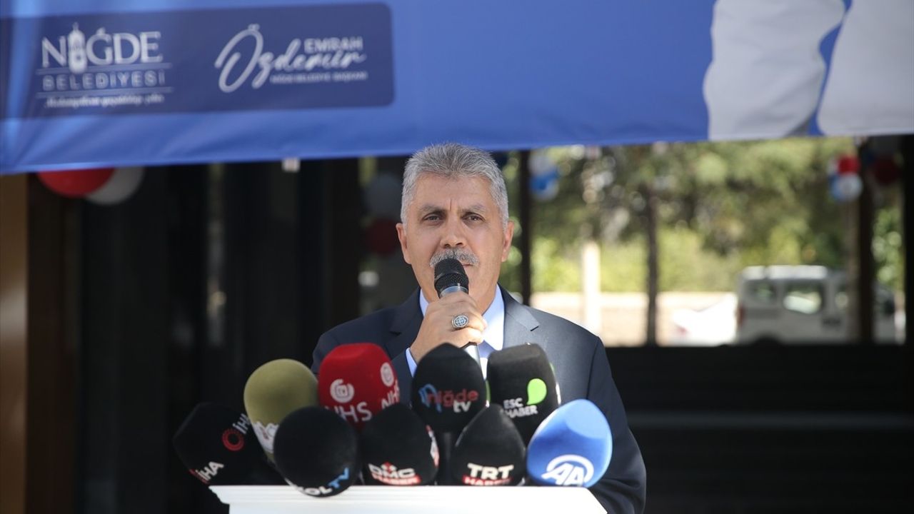 Niğde'de Yaşar Kaplan Kütüphanesi ve Doktor Müzeyyen Toker Kadın Yaşam Merkezi törenle açıldı