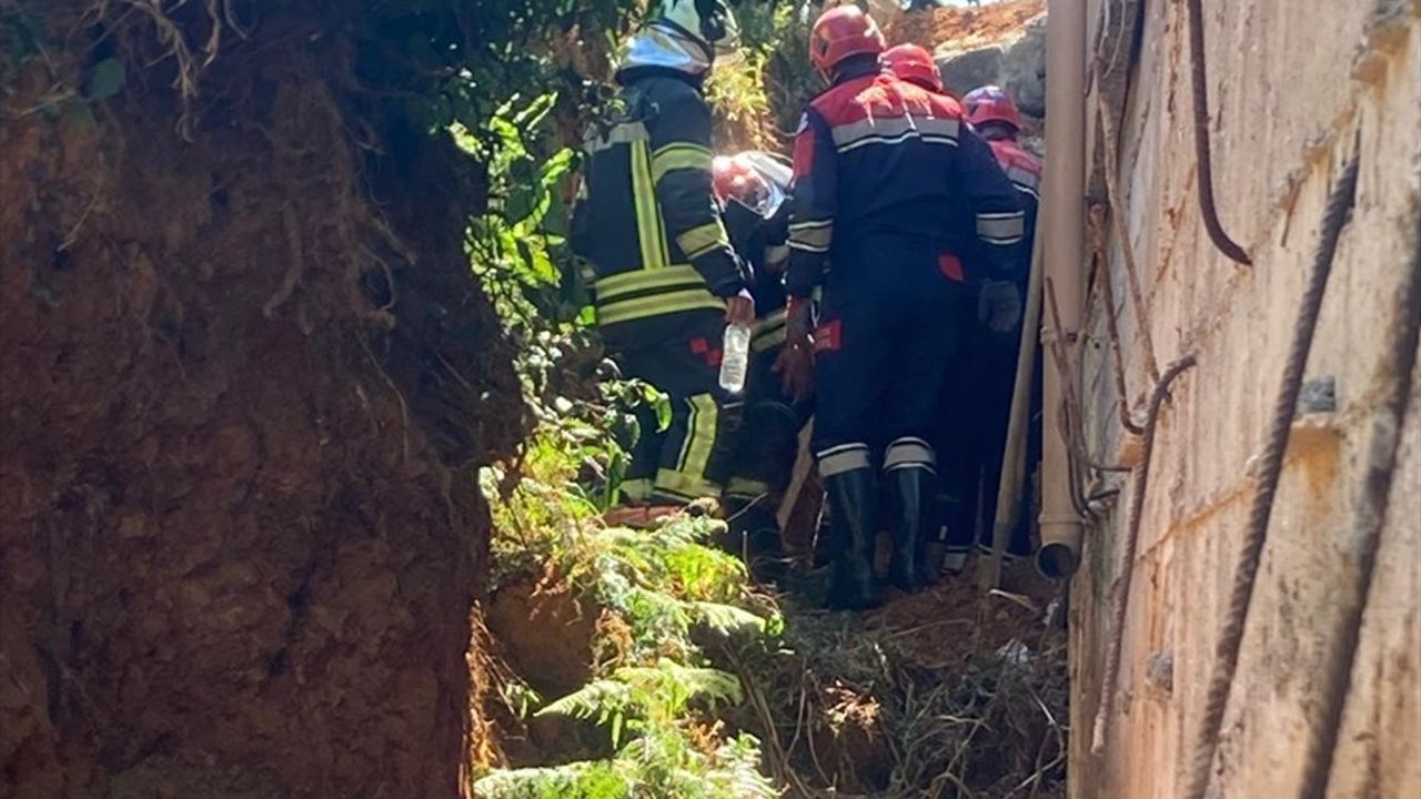 Of'ta toprak kayması: İşçi kısmen toprak altında kaldı, hastaneye kaldırıldı