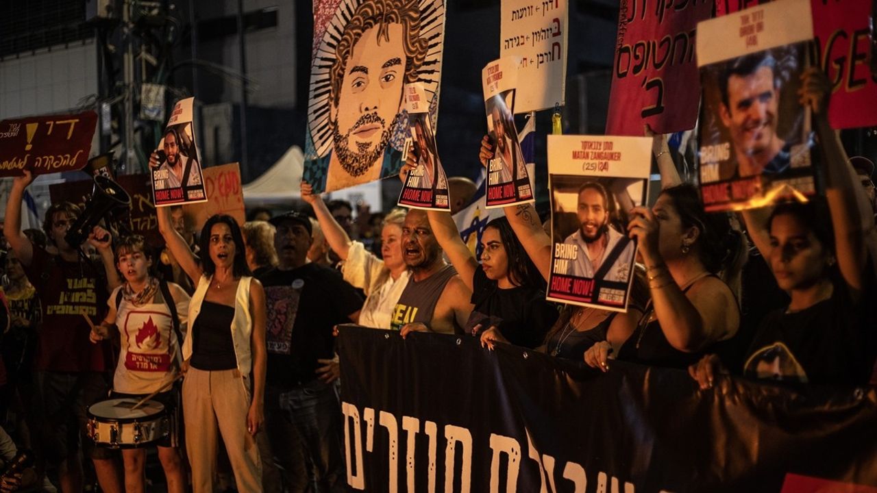 On binlerce İsrailli Tel Aviv'de Gazze işgali kararını ve esir takasını protesto etti