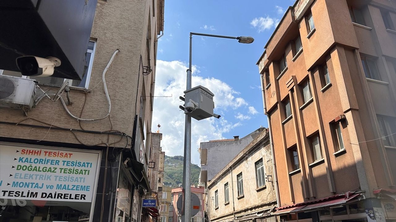 Ordu Altınordu'da dolmuşun çarpması sonucu sepetli vinçten düşen işçi yaralandı