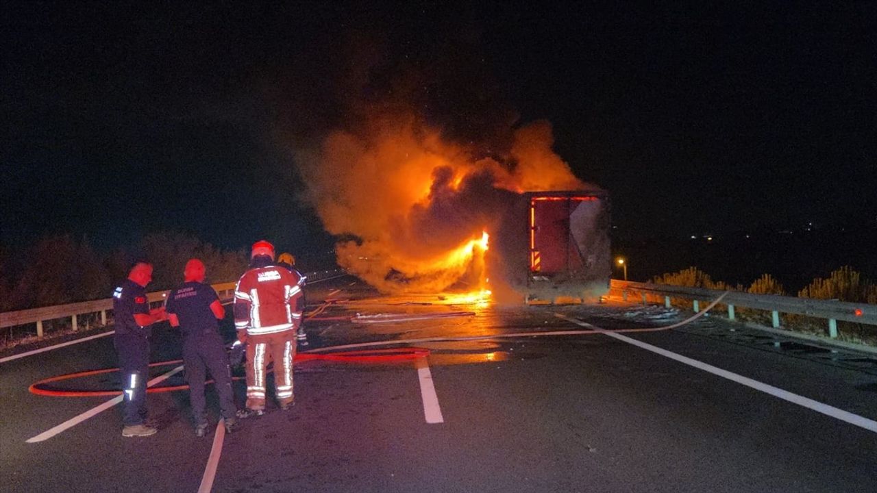 Orhangazi'de Seyir Halindeki Kargo Kamyonu Yandı; Bursa İstikameti Ulaşıma Kapandı