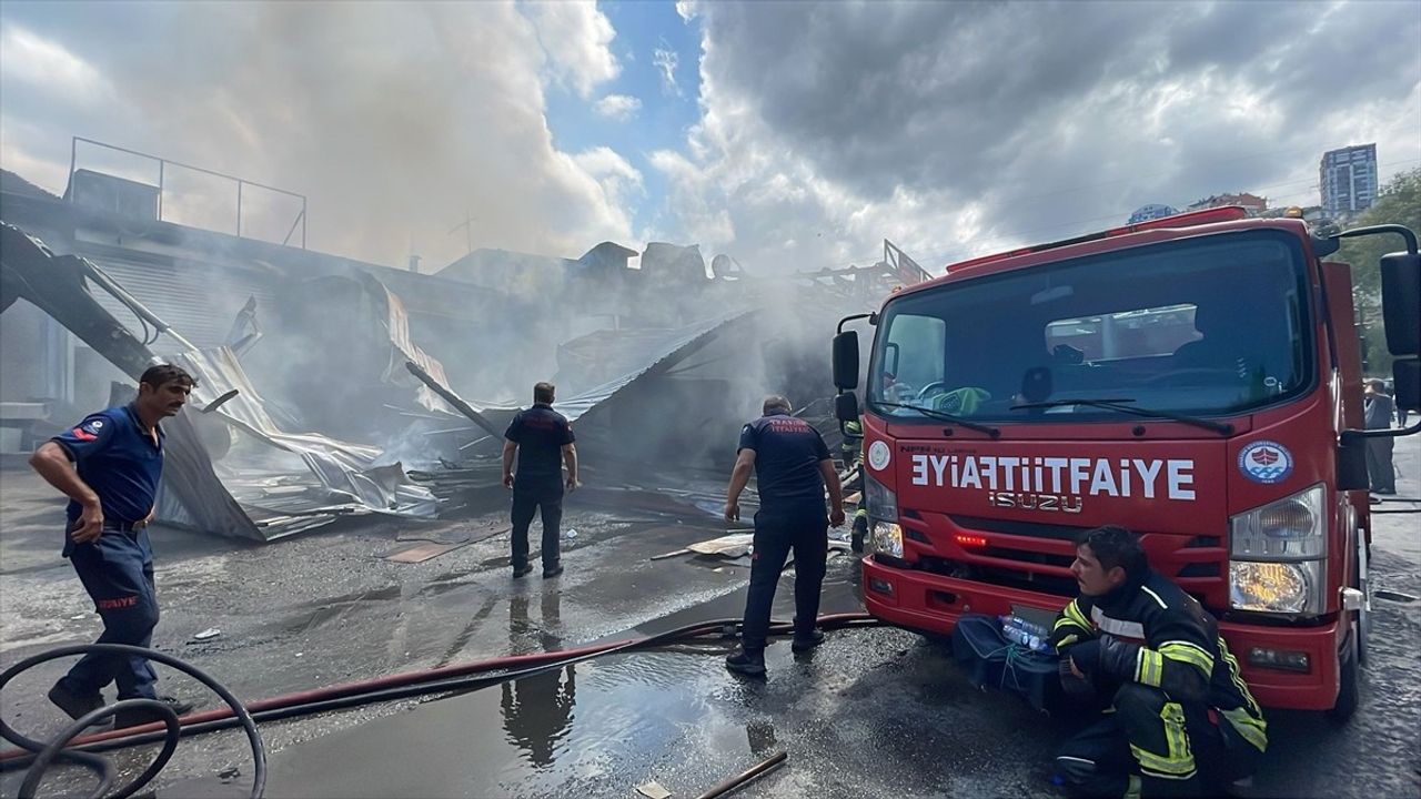 Ortahisar'da mobilya atölyesinde çıkan yangın itfaiye müdahalesiyle söndürüldü