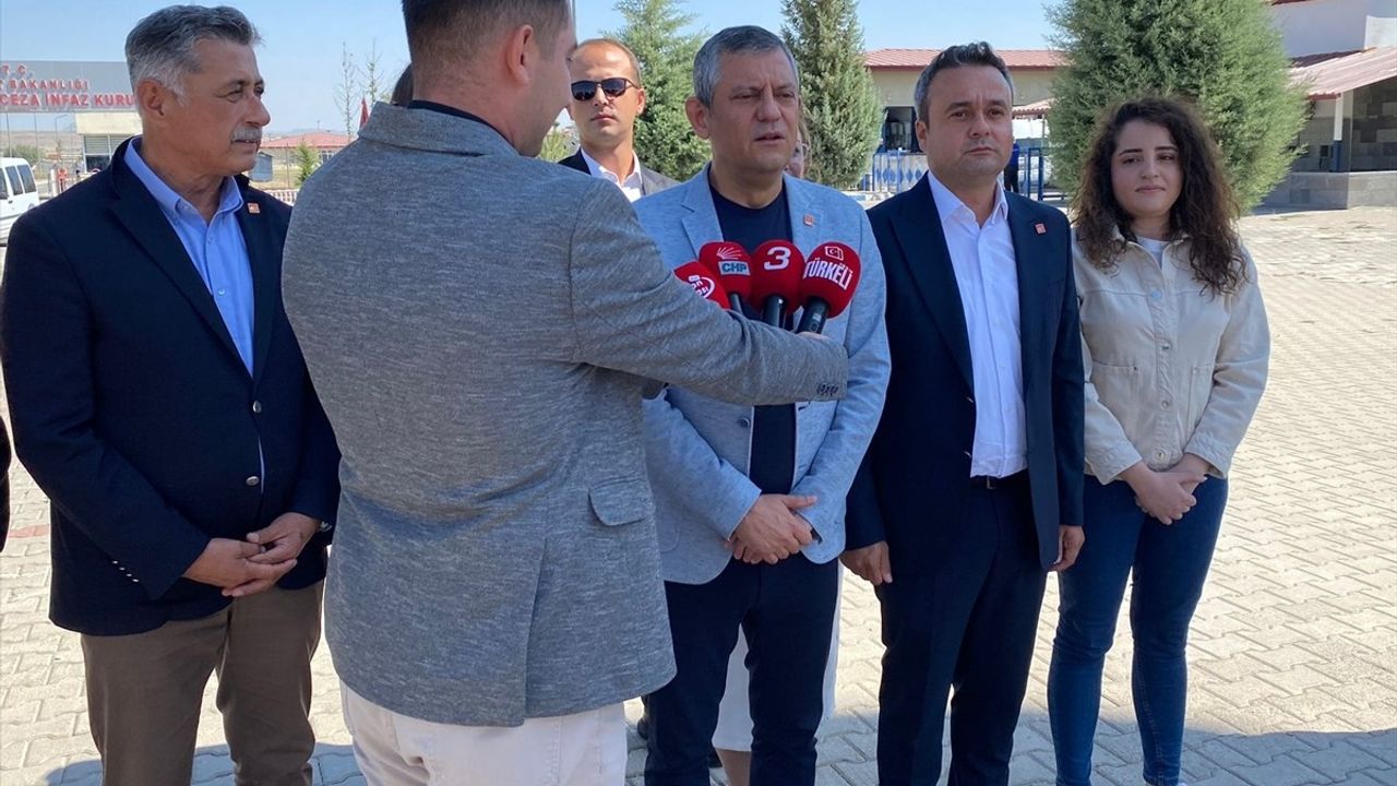 Özgür Özel, Afyonkarahisar'da tutuklu İpek Elif Atayman'ı ziyaret etti