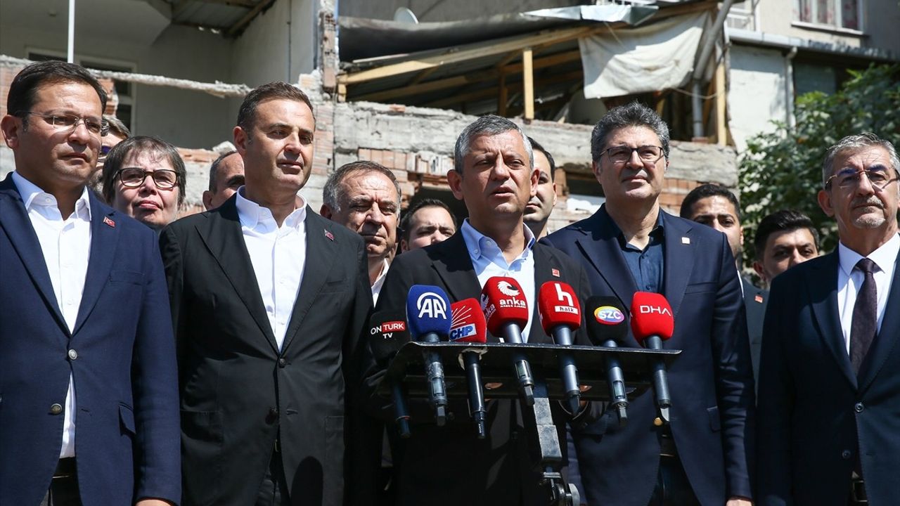 Özgür Özel: Sındırgı, 10 Ağustos'taki 6,1 büyüklüğündeki depremin ardından hızla afet bölgesi ilan edilmeli