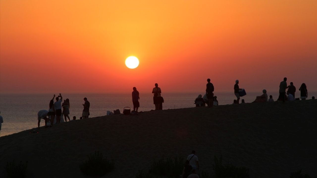 Patara'da gün batımı: Kum tepelerinde yoğun ziyaretçi ilgisi