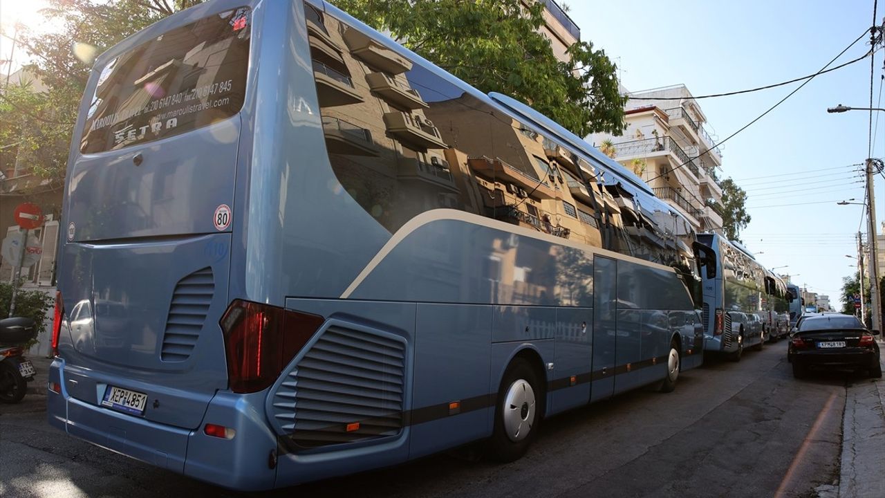 Pire Limanı'nda Filistin destekçileri İsrail yolcu gemisini protesto etti