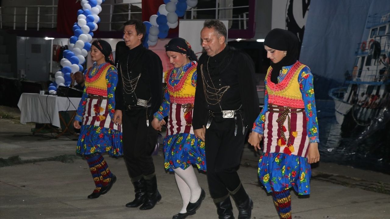 Rize'de balıkçılar dualarla denize açıldı: av yasağı saatini denizde beklediler