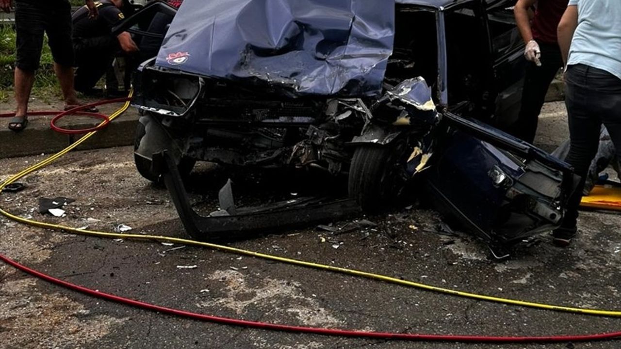 Rize'de Otomobil ve Pikap Çarpıştı: 6 Yaralı