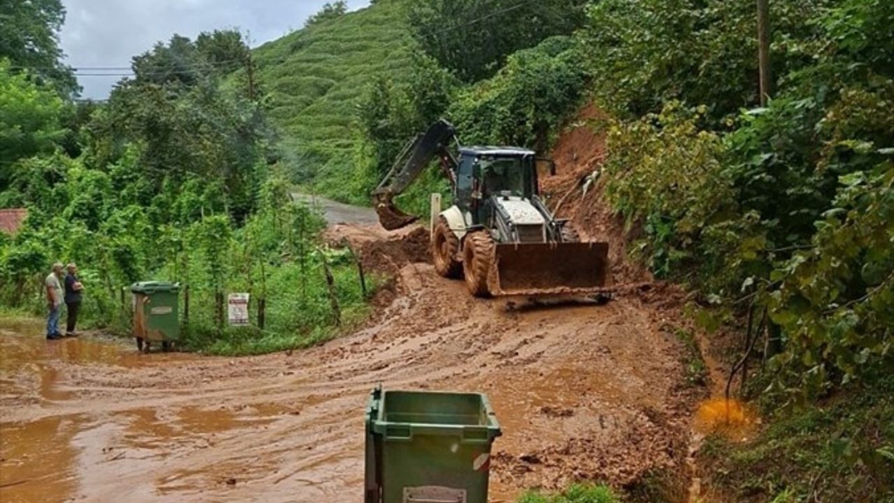 Rize'de Sağanağın Ardından Heyelanlar Meydana Geldi