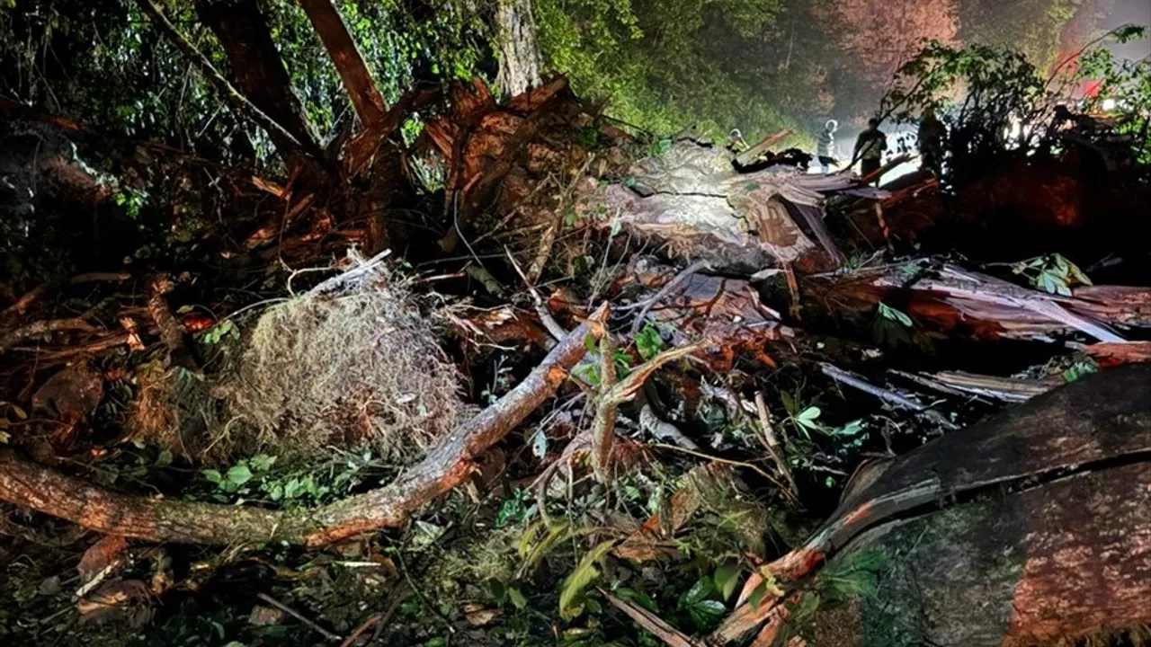 Rize'nin Çamlıhemşin İlçesinde Heyelan Nedeniyle Kapanan Yol Yeniden Ulaşıma Açıldı