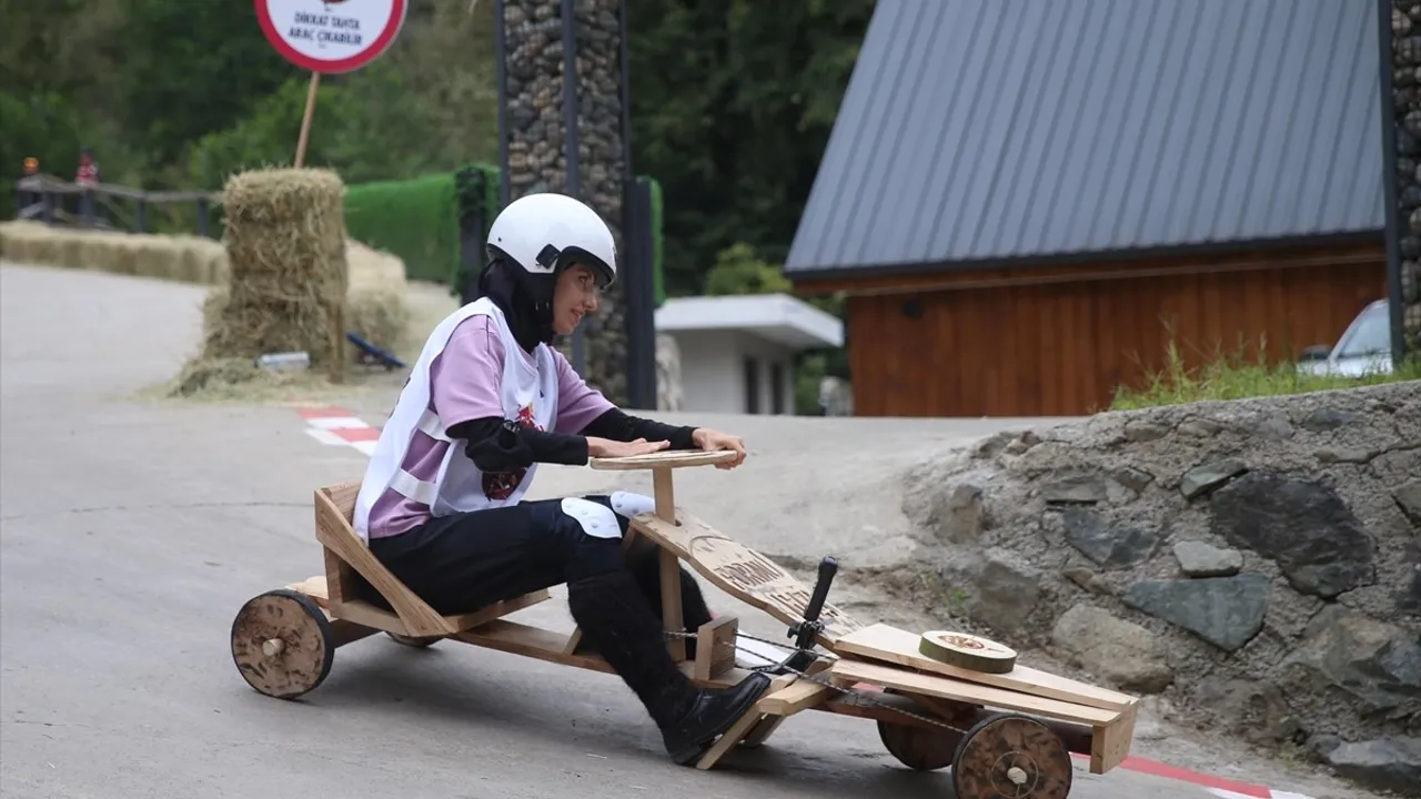 Rize Tunca'da 15. Geleneksel Red Bull Formulaz Tahta Araba Yarışları düzenlendi