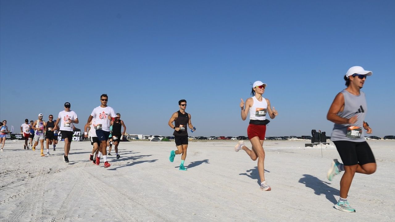 Runfire Salt Lake Ultra Trail: Tuz Gölü'nde ikinci gün yarışları başladı