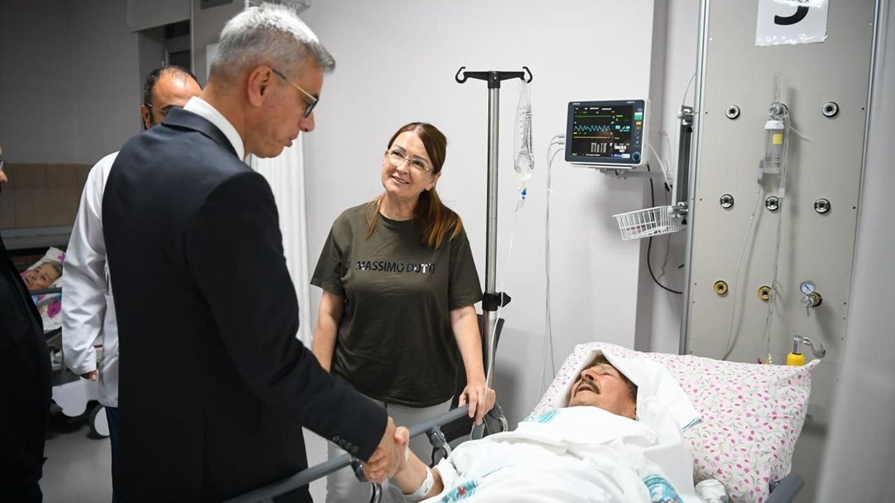 Sağlık Bakanı Kemal Memişoğlu, Balıkesir'deki Depremzedeleri Ziyaret Etti