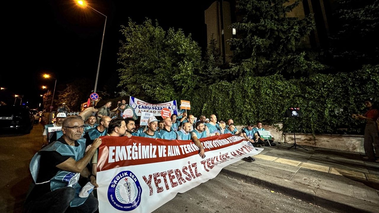 Sağlık-Sen'den 112 Dakikalık Oturma Eylemi: Toplu Sözleşme Teklifine Tepki
