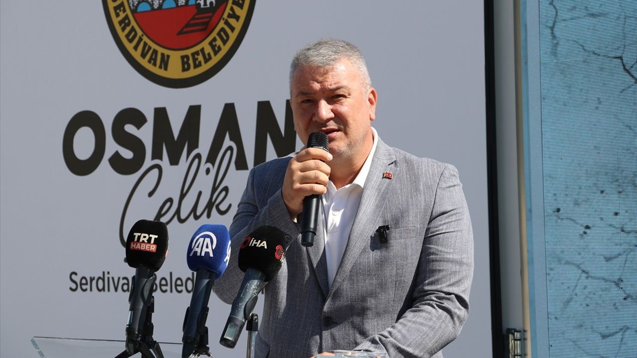 Sakarya'da 17 Ağustos anması: Enkazda ölen oğlu için yıllardır mezarına gelen anne