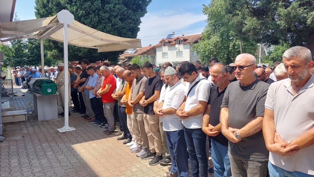 Sakarya'da Düşen Asansörde Eski Belediye Başkanı Hayatını Kaybetti