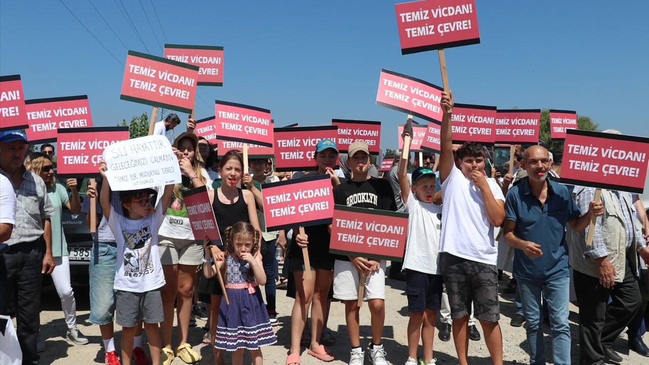 Sakarya'da Mudurnu Deresi'nde Fabrika Atıklarına Protesto