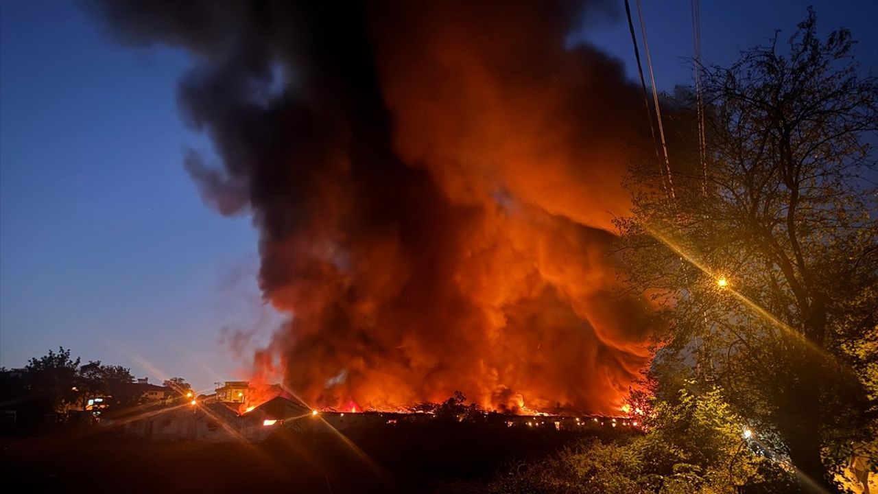Sakarya Geyve Karaçam'da boyahanede çıkan yangın söndürüldü