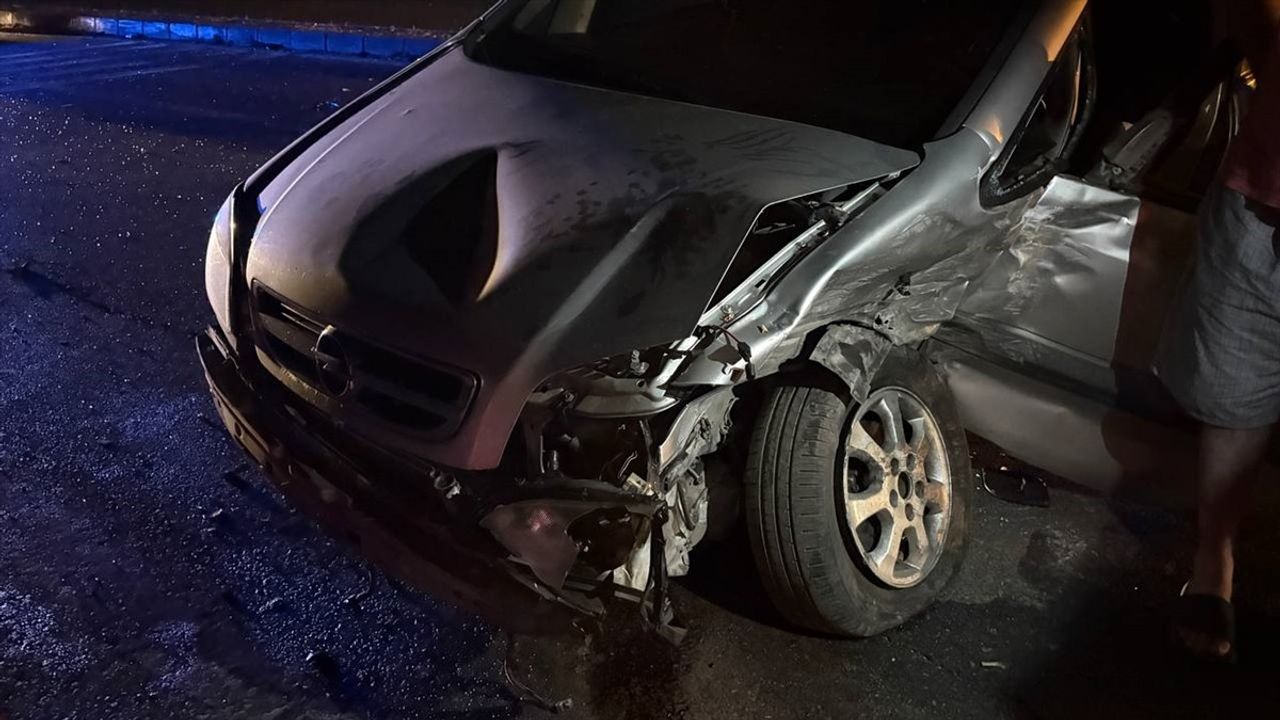 Sakarya Hendek'te D-100 kara yolunda iki otomobil çarpıştı: 8 yaralı, 1'i ağır