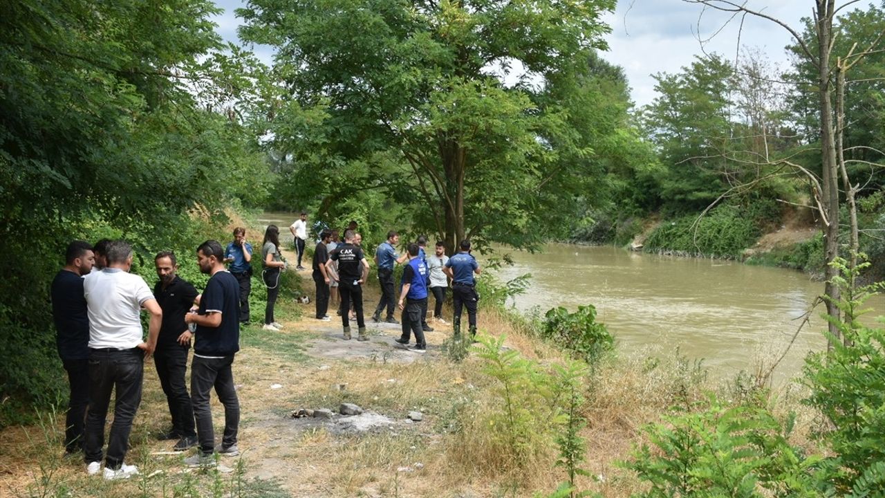 Sakarya Nehri'nde Kaybolan Genç İçin Arama Çalışmaları Devam Ediyor