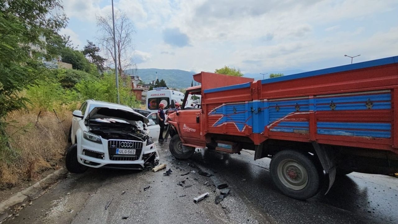Sakarya'nın Sapanca İlçesinde Kamyonet ile SUV Çarpıştı: 5 Yaralı