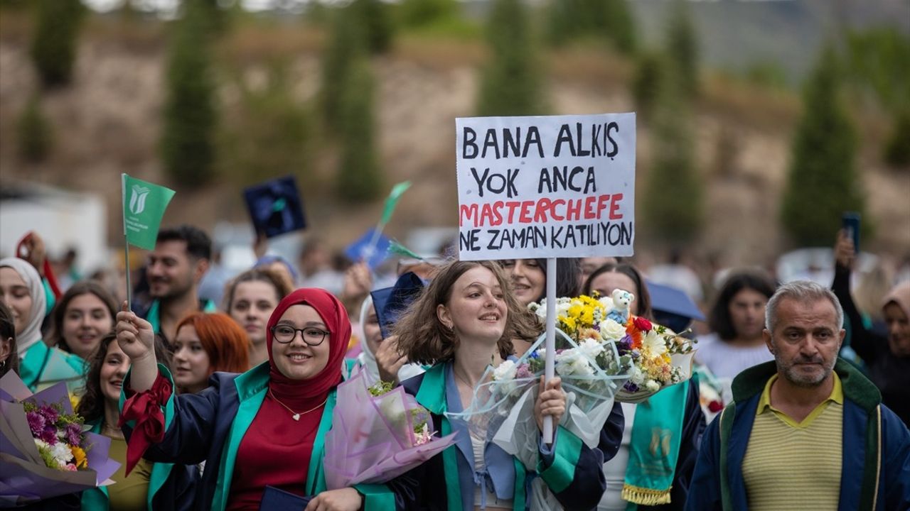 Sakarya Uygulamalı Bilimler Üniversitesi 3.263 Mezununu Uğurladı