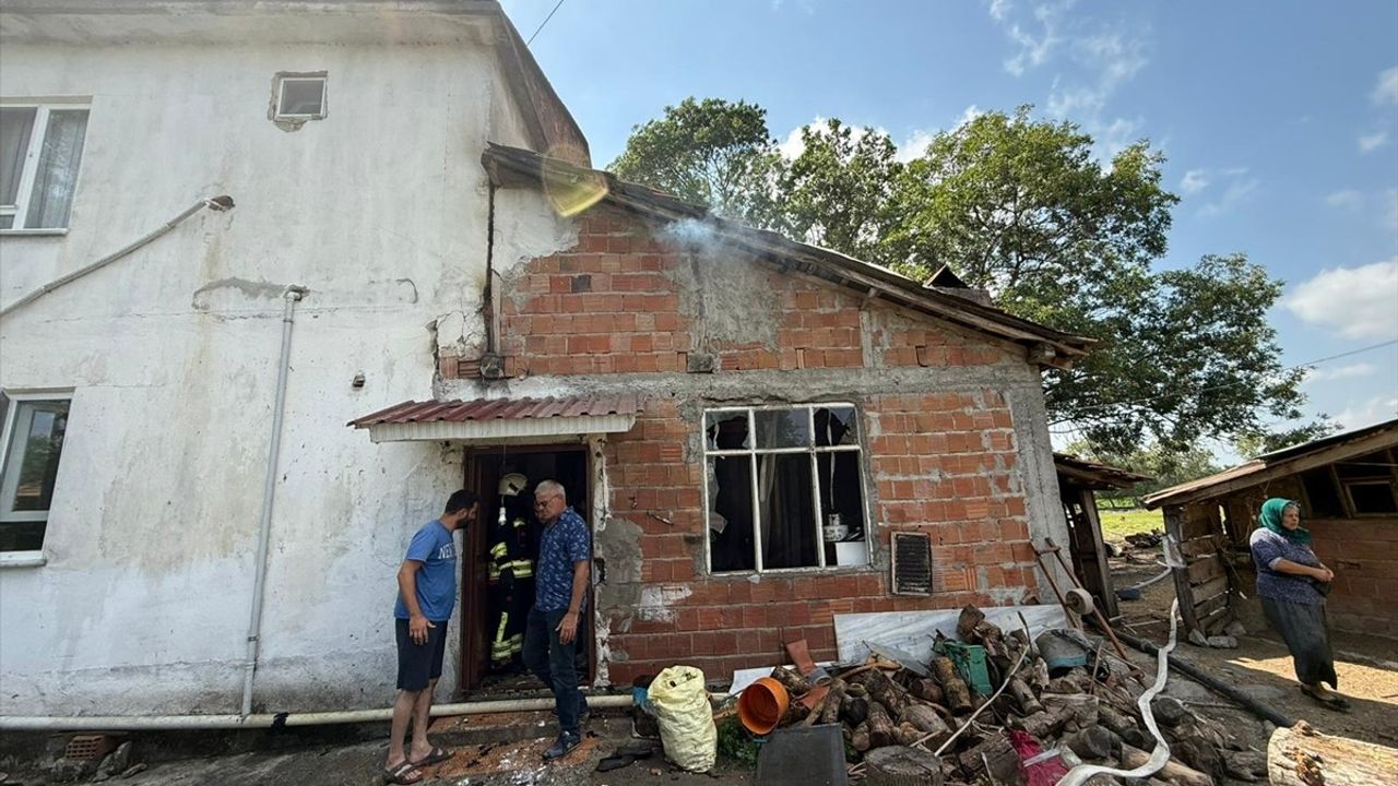 Samsun Bafra'da ev deposunda tüp patlaması: 3 kişi dumandan etkilendi