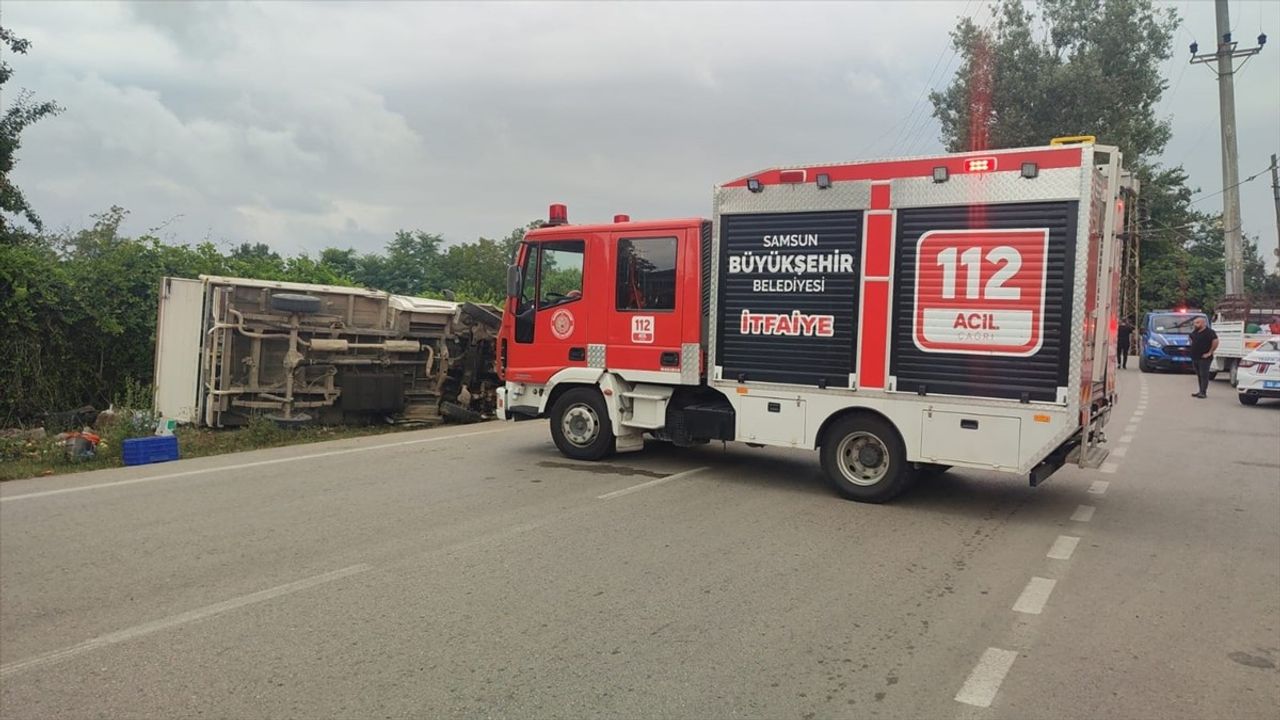 Samsun Çarşamba'da devrilen kamyonetin sürücüsü hayatını kaybetti, 2 kişi yaralandı
