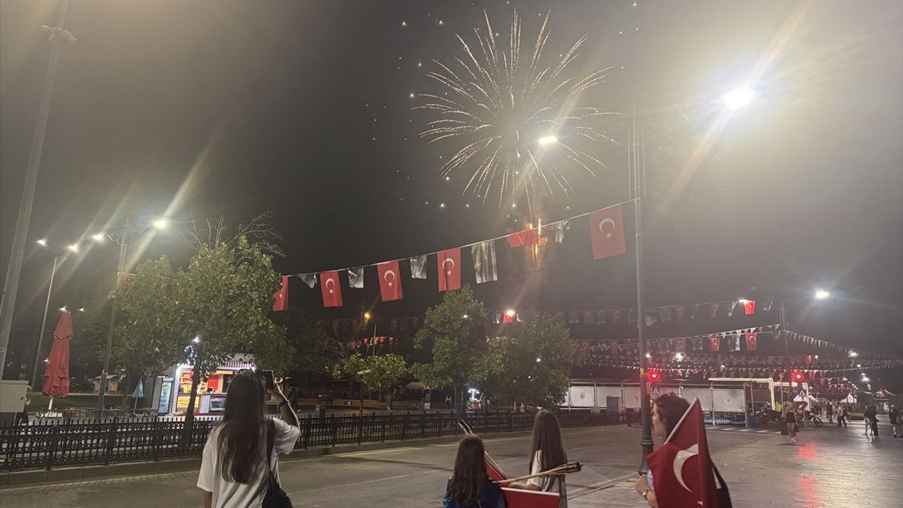 Samsun'da 30 Ağustos Zafer Bayramı fener alayı: Gaziler İstiklal Madalyası ile yürüdü