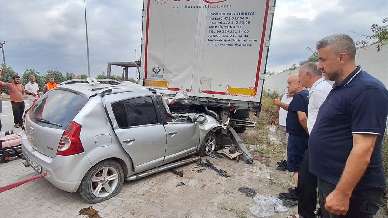 Samsun'da çekiciye bağlı römorka çarpan otomobilde 1 kişi öldü, 3 kişi yaralandı