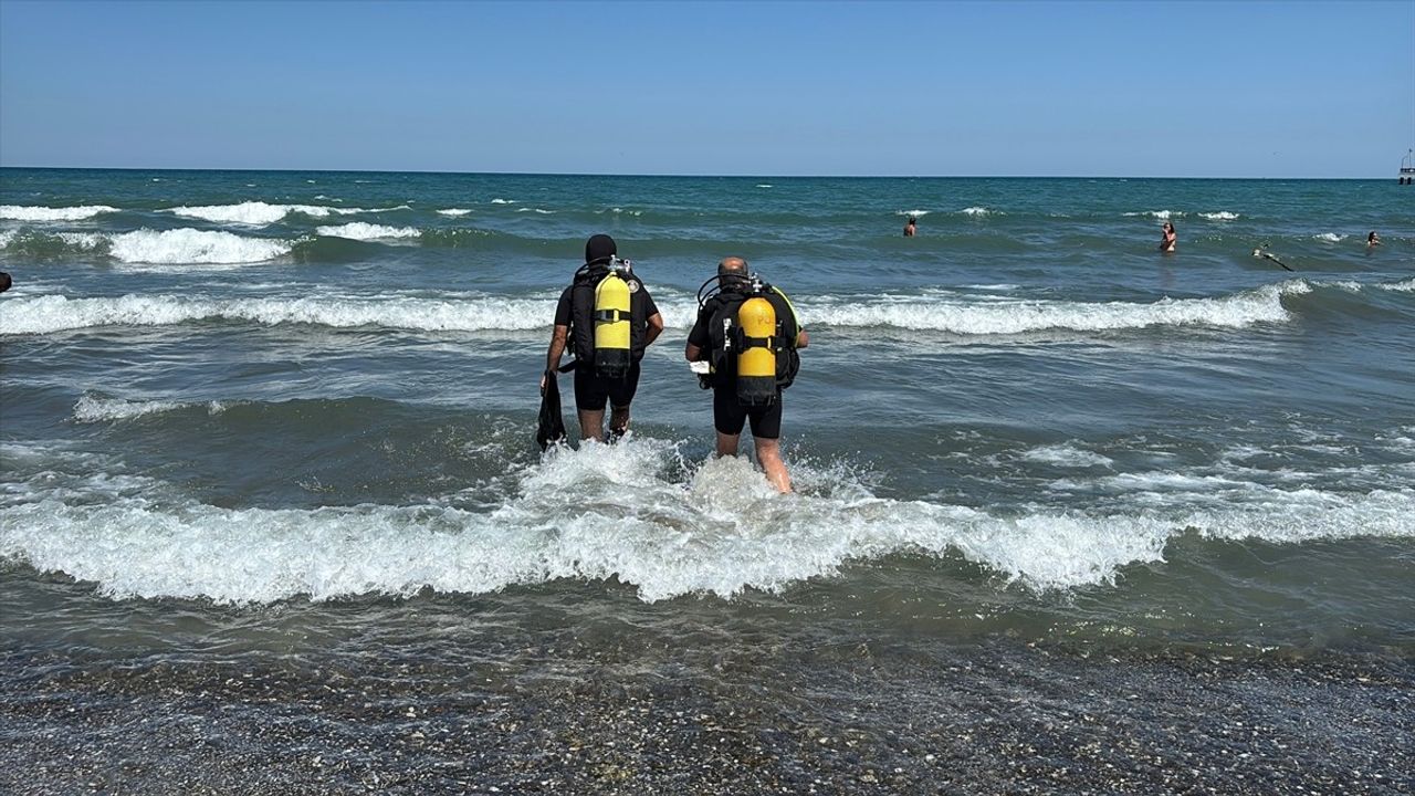 Samsun'da denize giren iki gençten biri boğuldu; kayıp genç için arama sürüyor