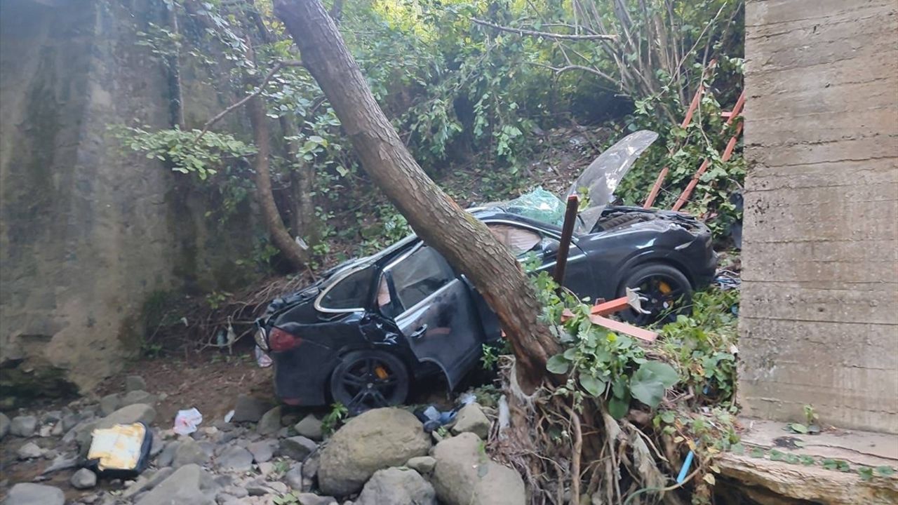 Samsun'da Köprüden Düşen Otomobilde Bir Çocuk Hayatını Kaybetti, Üç Kişi Yaralandı