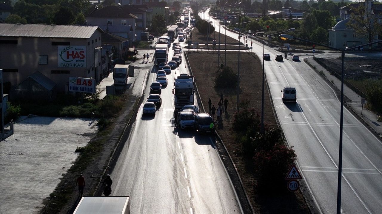 Samsun Terme'de 1 kamyon ve 4 otomobilin karıştığı zincirleme kaza, Karadeniz sahil yolunda 3 km kuyruk oluşturdu