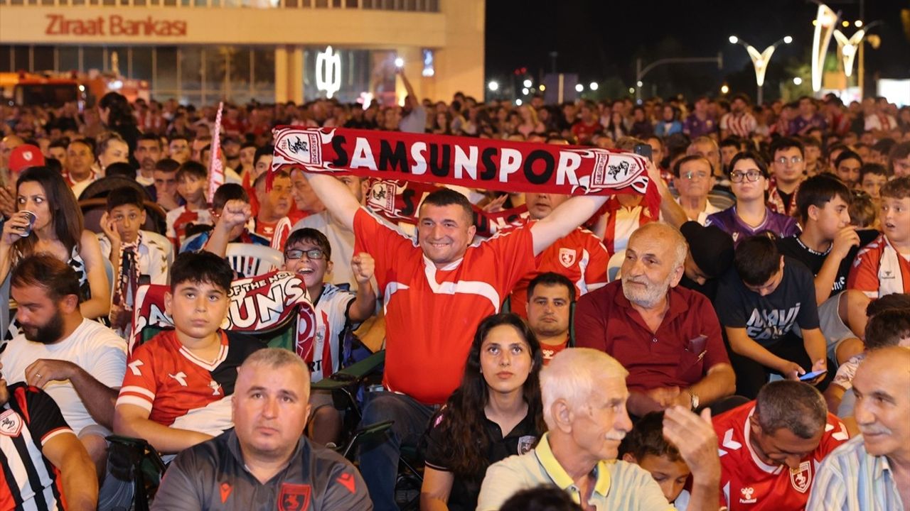 Samsunspor taraftarı Cumhuriyet Meydanı'nda UEFA Avrupa Ligi heyecanını izledi