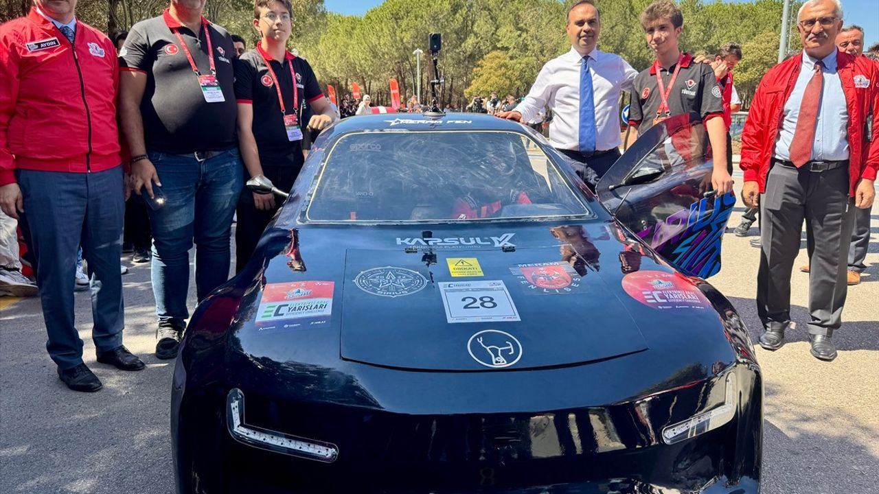 Sanayi ve Teknoloji Bakanı Kacır, Kocaeli'deki Elektrikli Araç Yarışlarını İzledi; TEKNOFEST ve Milli Teknoloji Hamlesi Vurgulandı