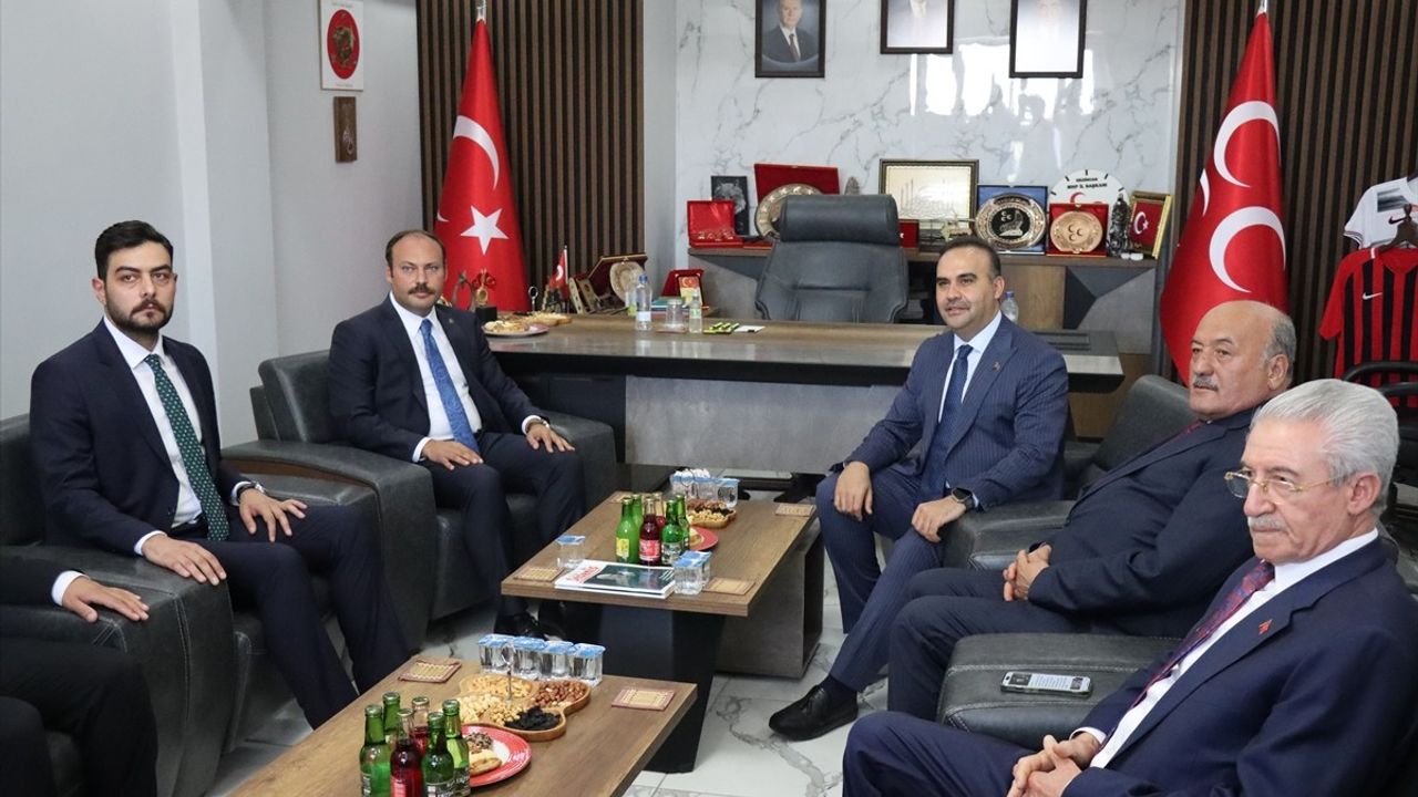 Sanayi ve Teknoloji Bakanı Mehmet Fatih Kacır, Erzincan'da Belediye ve MHP İl Başkanlığını Ziyaret Etti