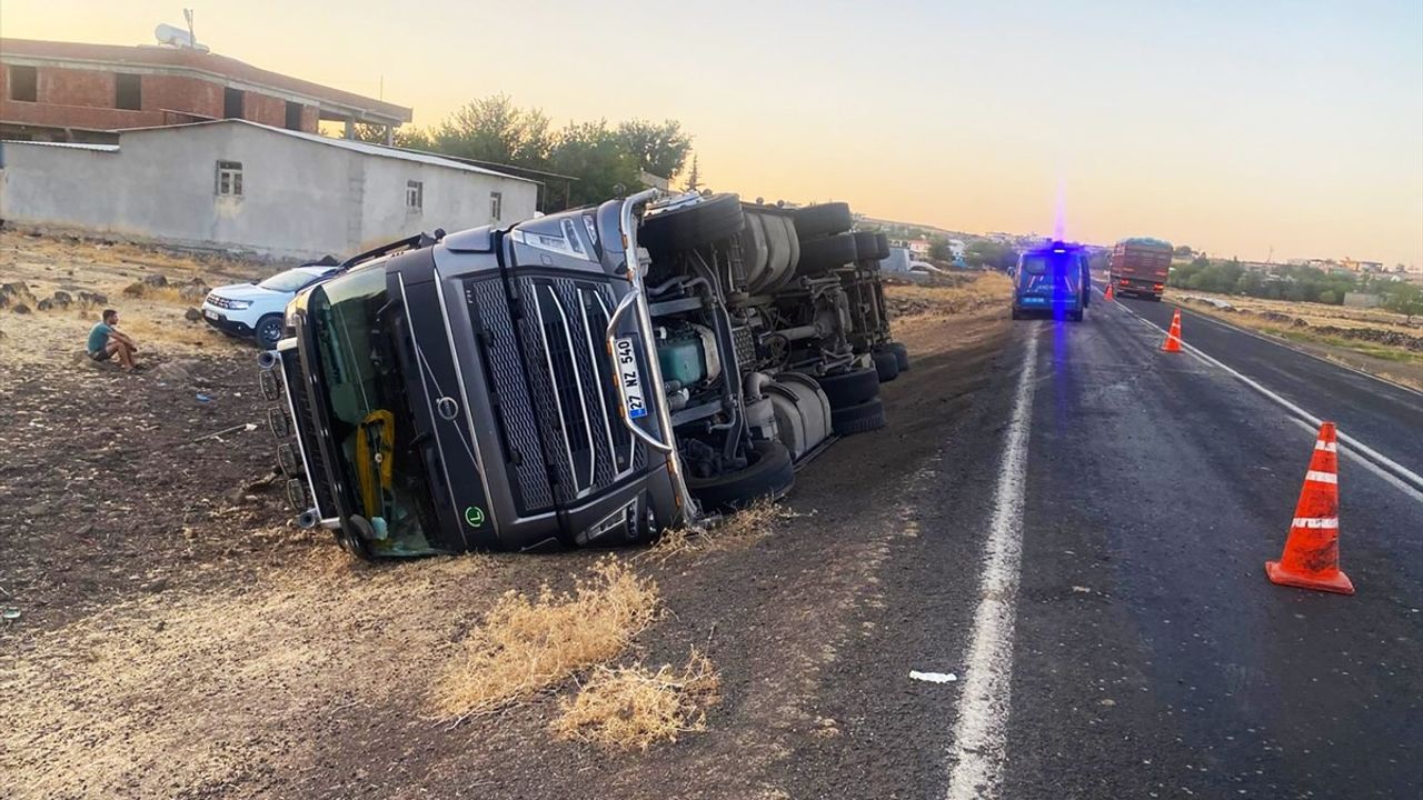 Şanlıurfa'da Hayvan Yüklü Tırın Devrilmesi Sonucu İki Yaralı