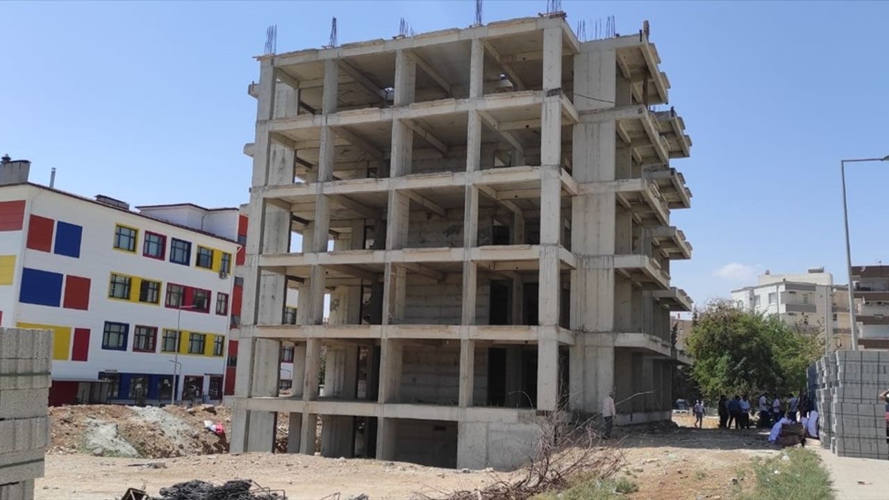 Şanlıurfa'da Müteahhit, Beton Dayanımı Düşük Çıkan 5 Katlı Apartmanı İhbar Edip Yıktırdı