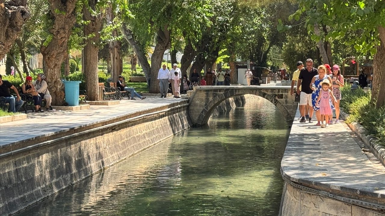 Şanlıurfa'da sıcaklık 49 dereceyi gördü — Vatandaşlar Balıklıgöl ve parklarda serinlemeye çalıştı