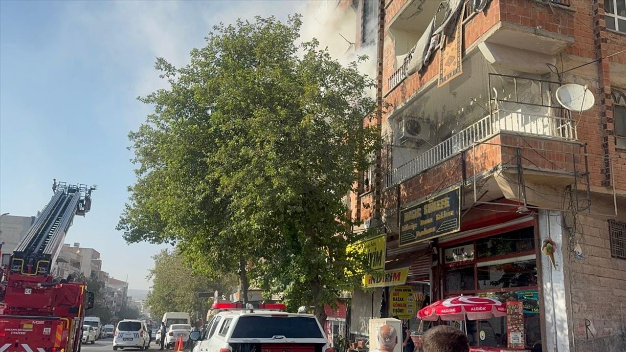 Şanlıurfa Haliliye'de 4. kattaki dairede çıkan yangın itfaiye tarafından söndürüldü