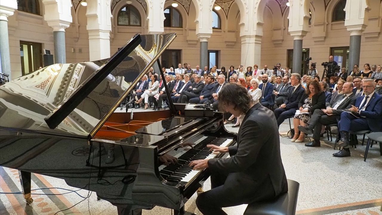 Saraybosna'da Vijecnica Kütüphanesi'nin Yakılışının 33. Yılı Anma Töreni