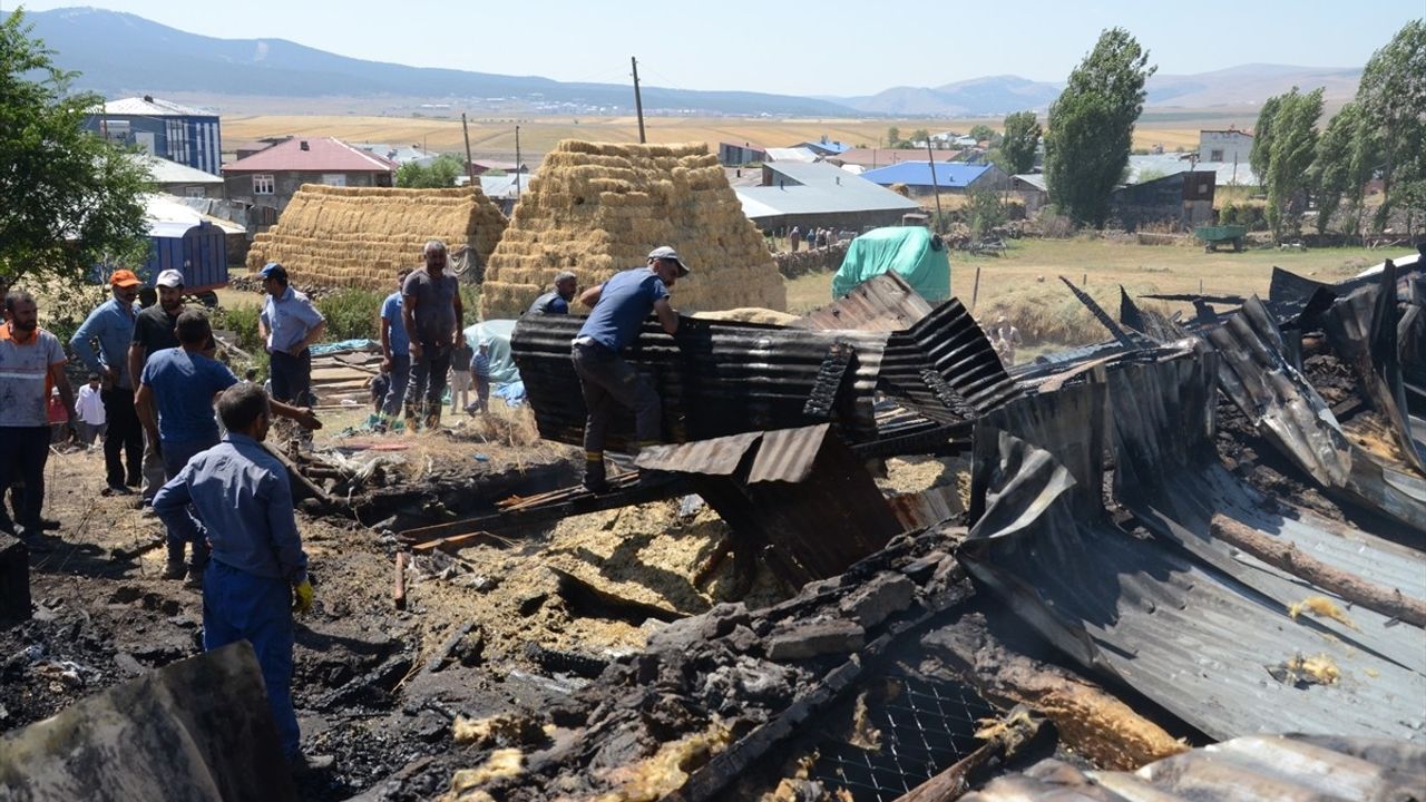 Sarıkamış'ta çıkan yangında 1 ev, 2 samanlık ve 1 ahır kullanılamaz hale geldi