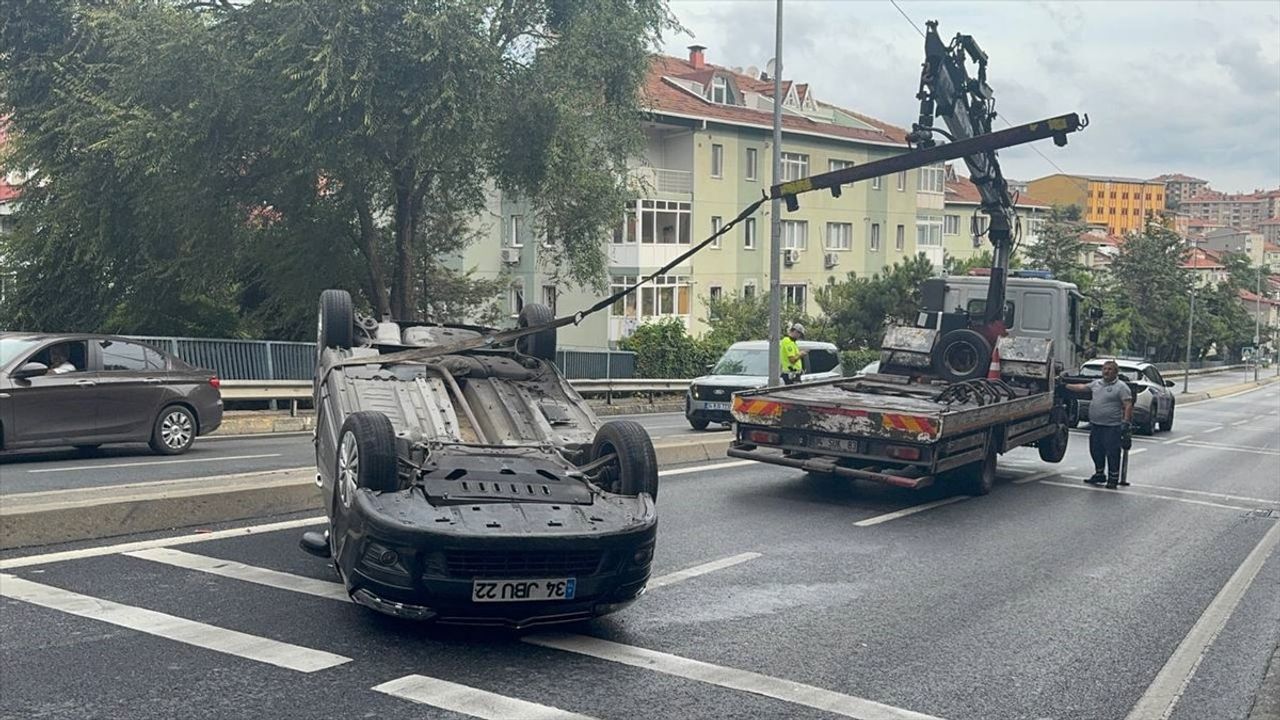 Sarıyer'de Otomobil Refüje Çarpıp Ters Döndü: Sürücü Yaralandı