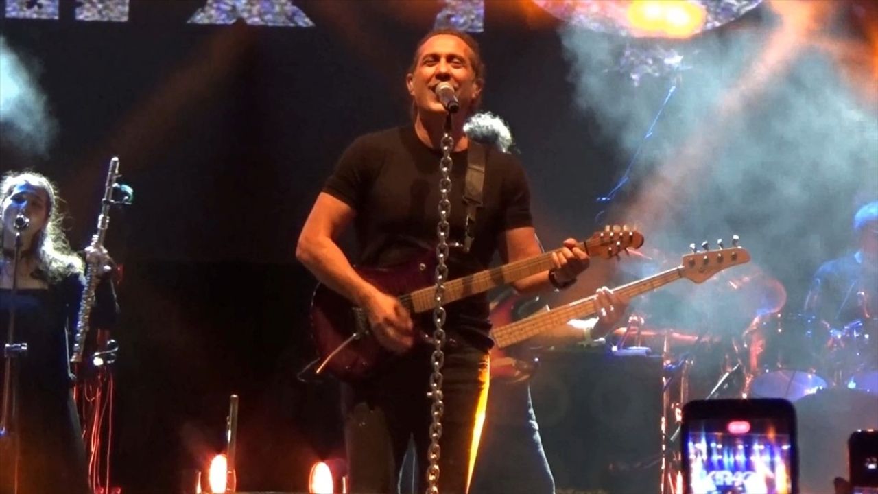 Şarkıcı Kıraç, Adana'da Geleneksel Güreş Etkinliğinde Konser Verdi