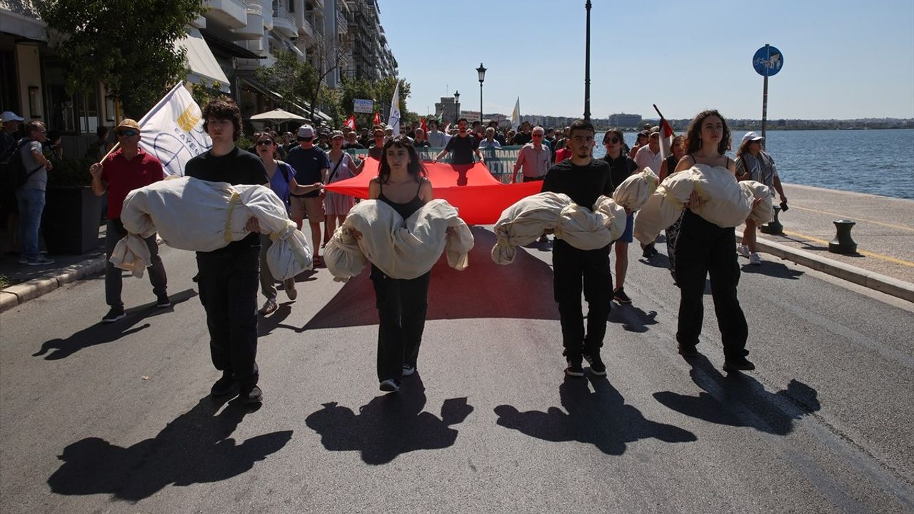 Selanik'te Yüzlerce Kişi Gazze'ye Destek İçin Yürüdü