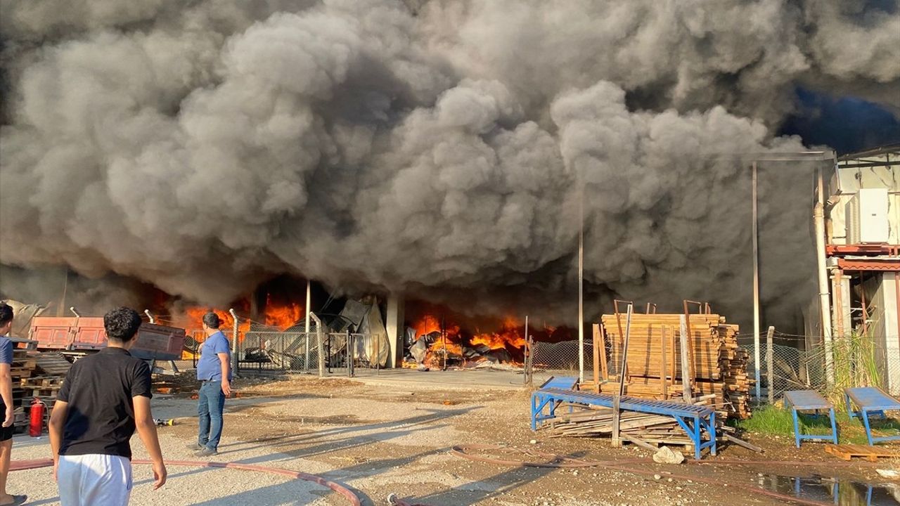 Serik'te iki depoda çıkan yangına itfaiye ekipleri müdahale ediyor