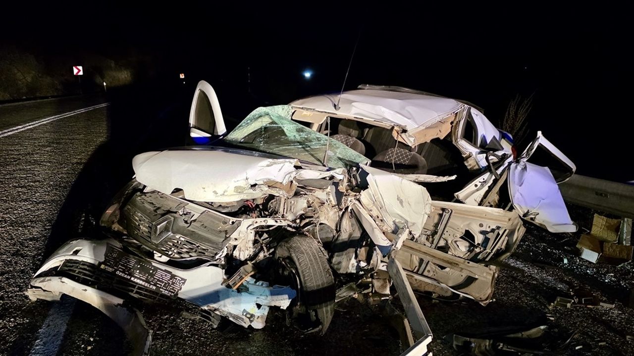 Seydikemer'de tır ile çarpışan otomobilin sürücüsü hayatını kaybetti