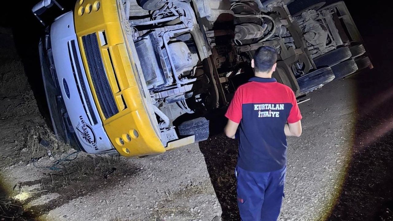 Siirt'in Kurtalan ilçesinde devrilen vinç sürücüsü yaralandı