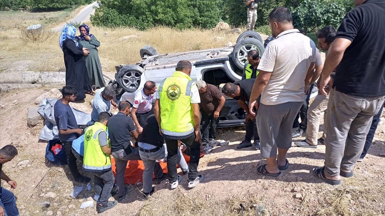 Siirt'te Şarampole Devrilen Araçta 4'ü Ağır 7 Kişi Yaralandı