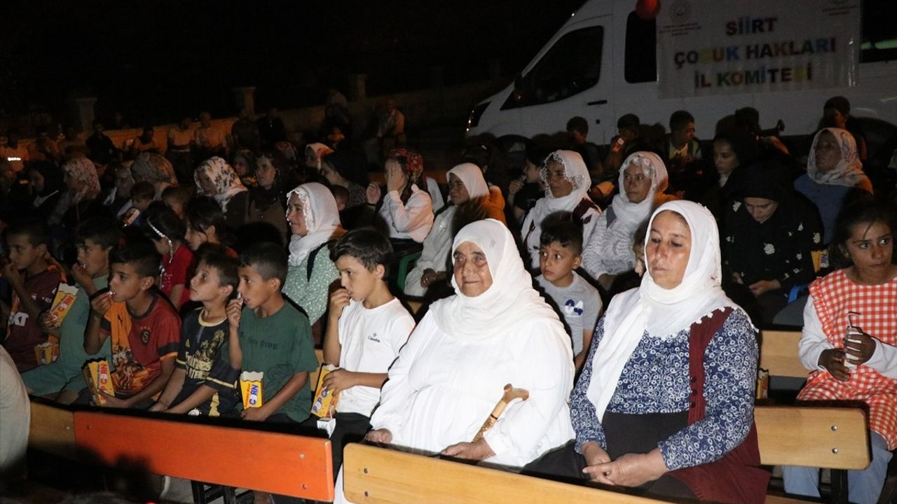 Siirt'te 'Yıldızların Altında' projesiyle köylerde açık hava aile sineması